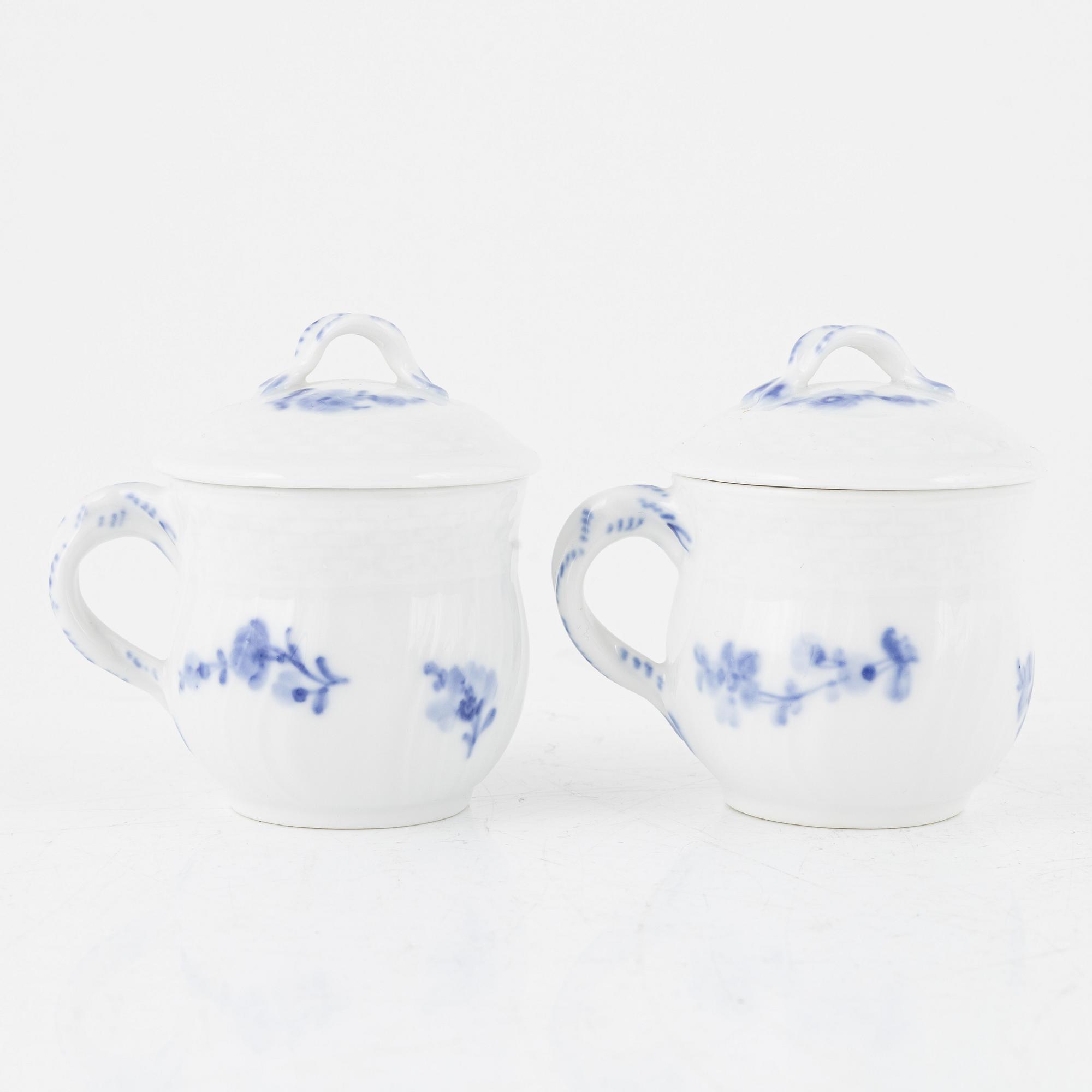 Crèmekoppar 12 st, samt fem fat, "Blå blomst", porslin, Royal Copenhagen, Danmark.
