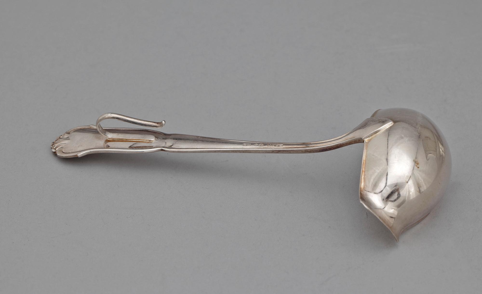 SÅSSKÅL med SÅSSLEV, silver, GAB, Stockholm 1930 resp 1963. Tot vikt 389 g.