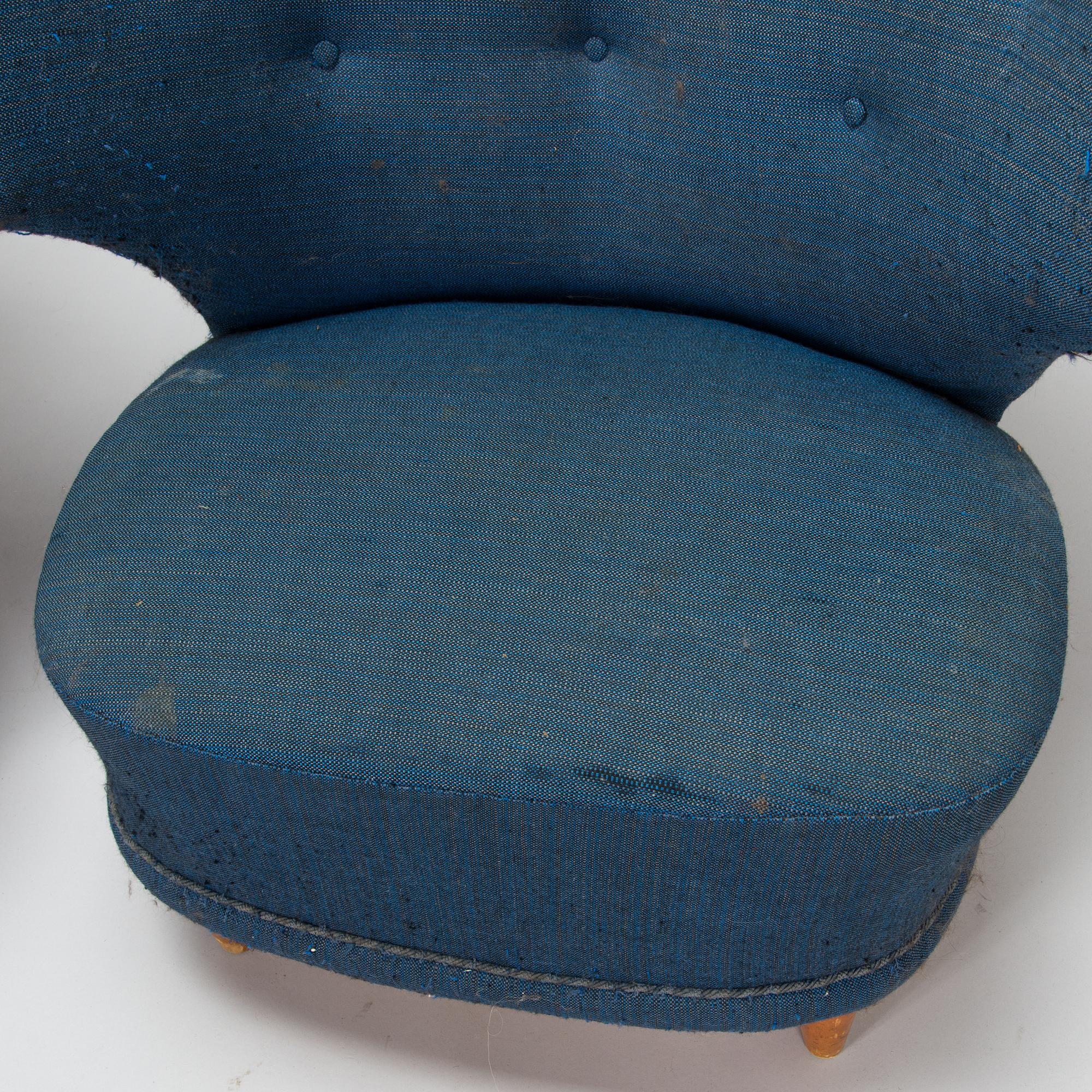 A pair of 1950s armchairs.