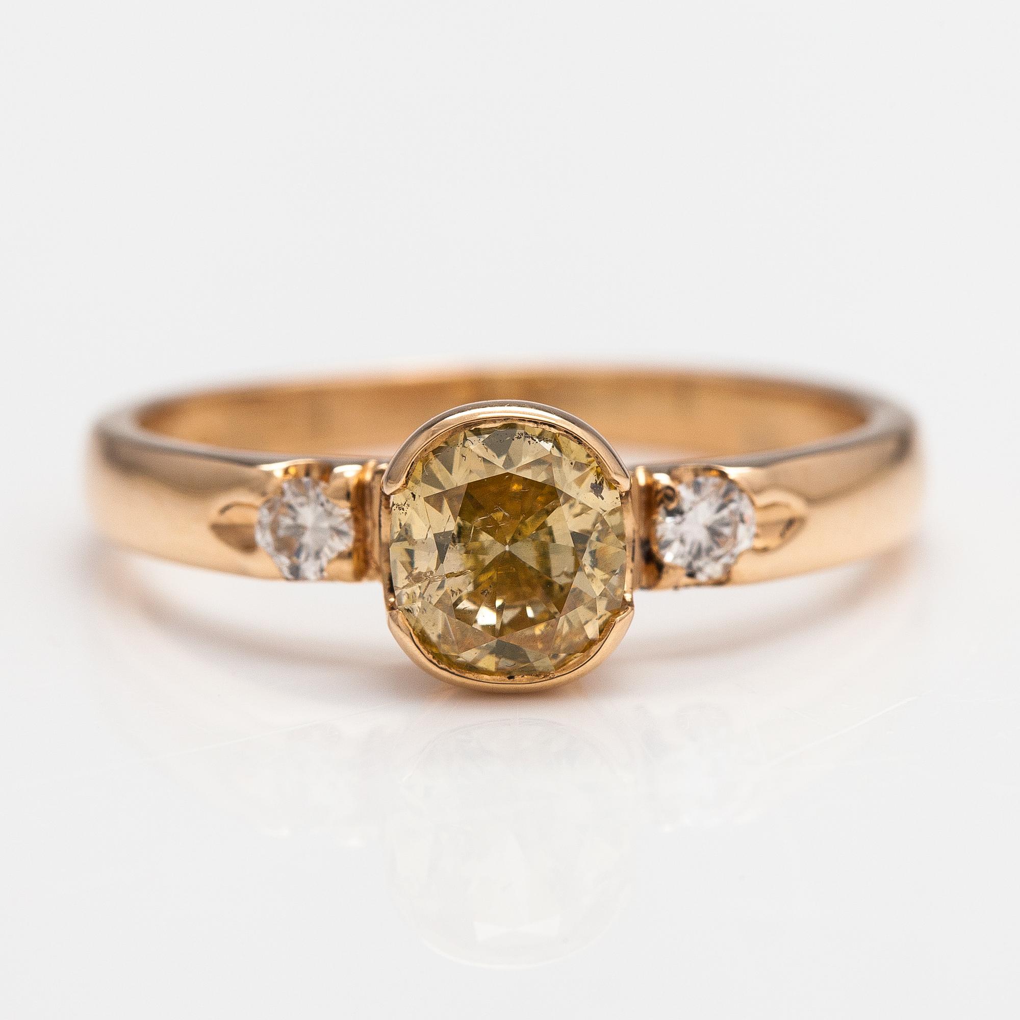 Ring, 18K guld och diamanter ca 1.01 ct tot. AIG-certifikat.