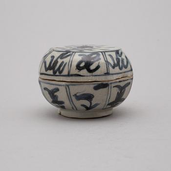 A blue and white box with cover, Ming dynasty, Wanli (1573-1620).