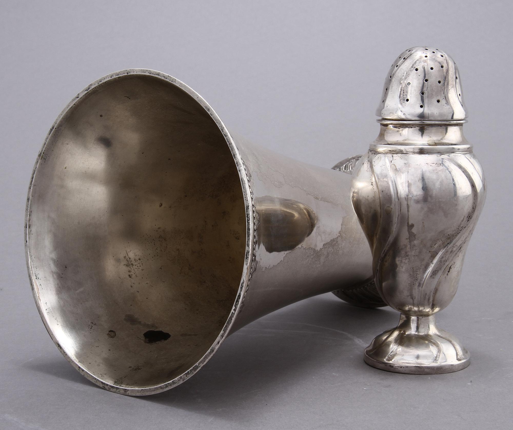 BÄGARE samt SOCKERRUSKA, silver, 1898 respektive importstämpel. Vikt ca 477 gr.