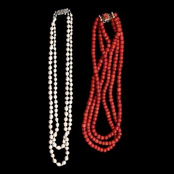 COLLIER, 2 st, pärlor och vitt guld 14k resp korall med guldlås, Terschelling, Holland, 1900-talets början.