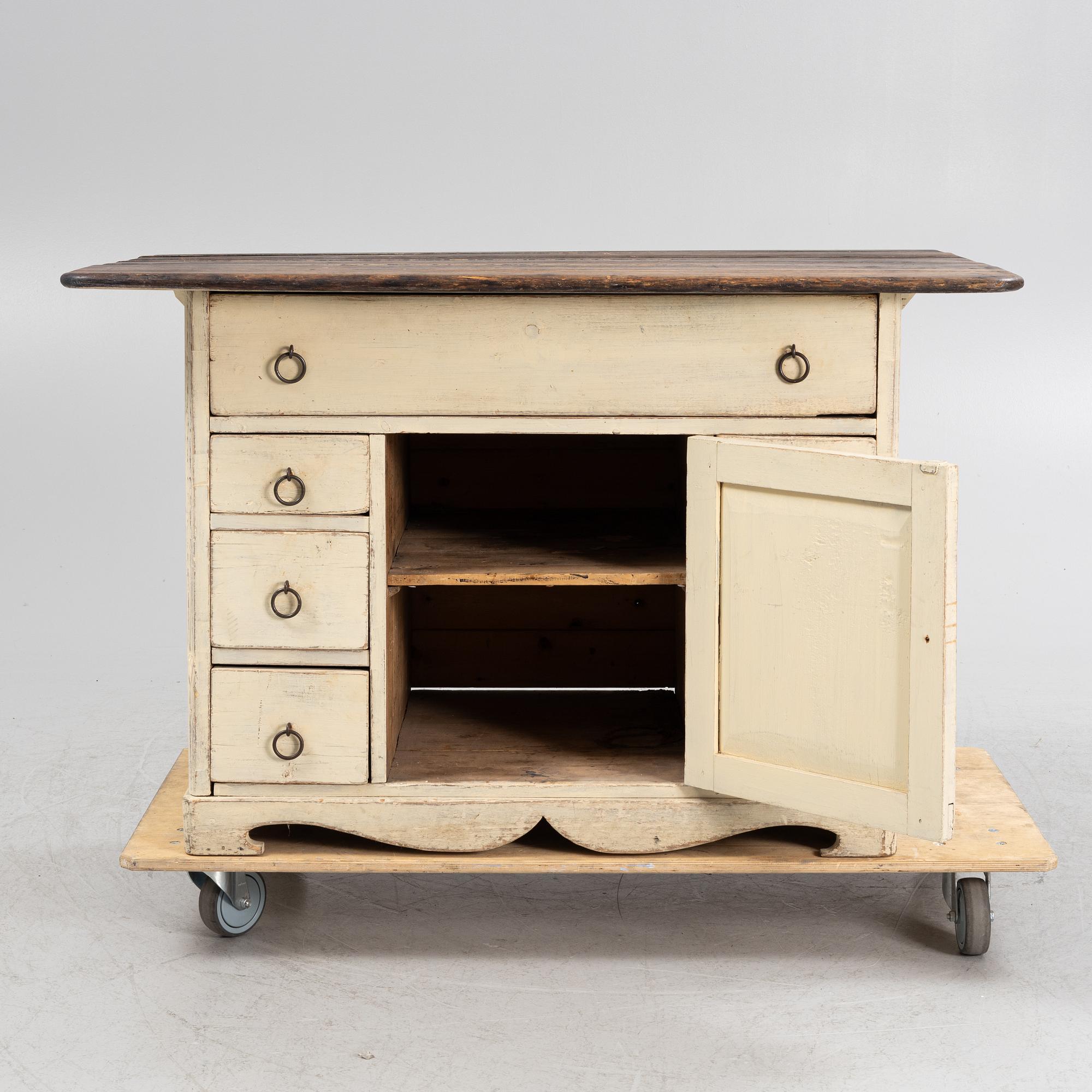 A painted cupboard, from around the year 1900.