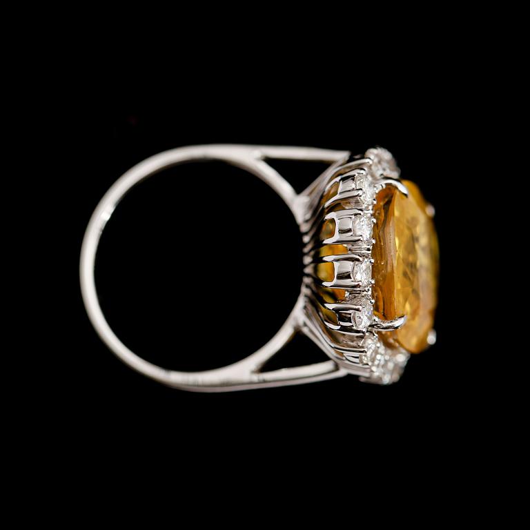 RING, 18 k vitguld, gul safir 17.30 ct, briljantslipade diamanter 0.75 ct. enl gravyr.