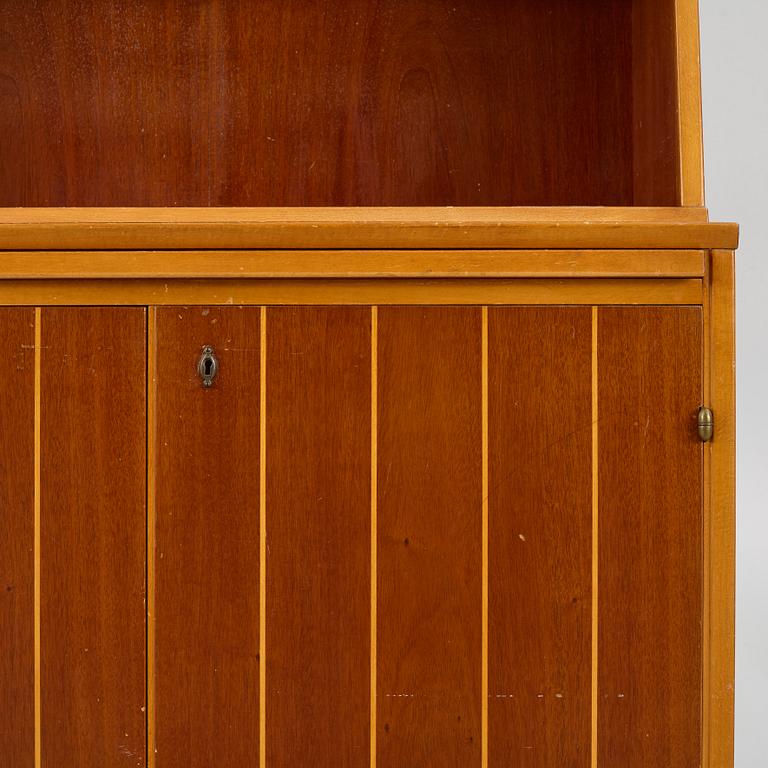 Bokhylla med underskåp, 1960-tal.