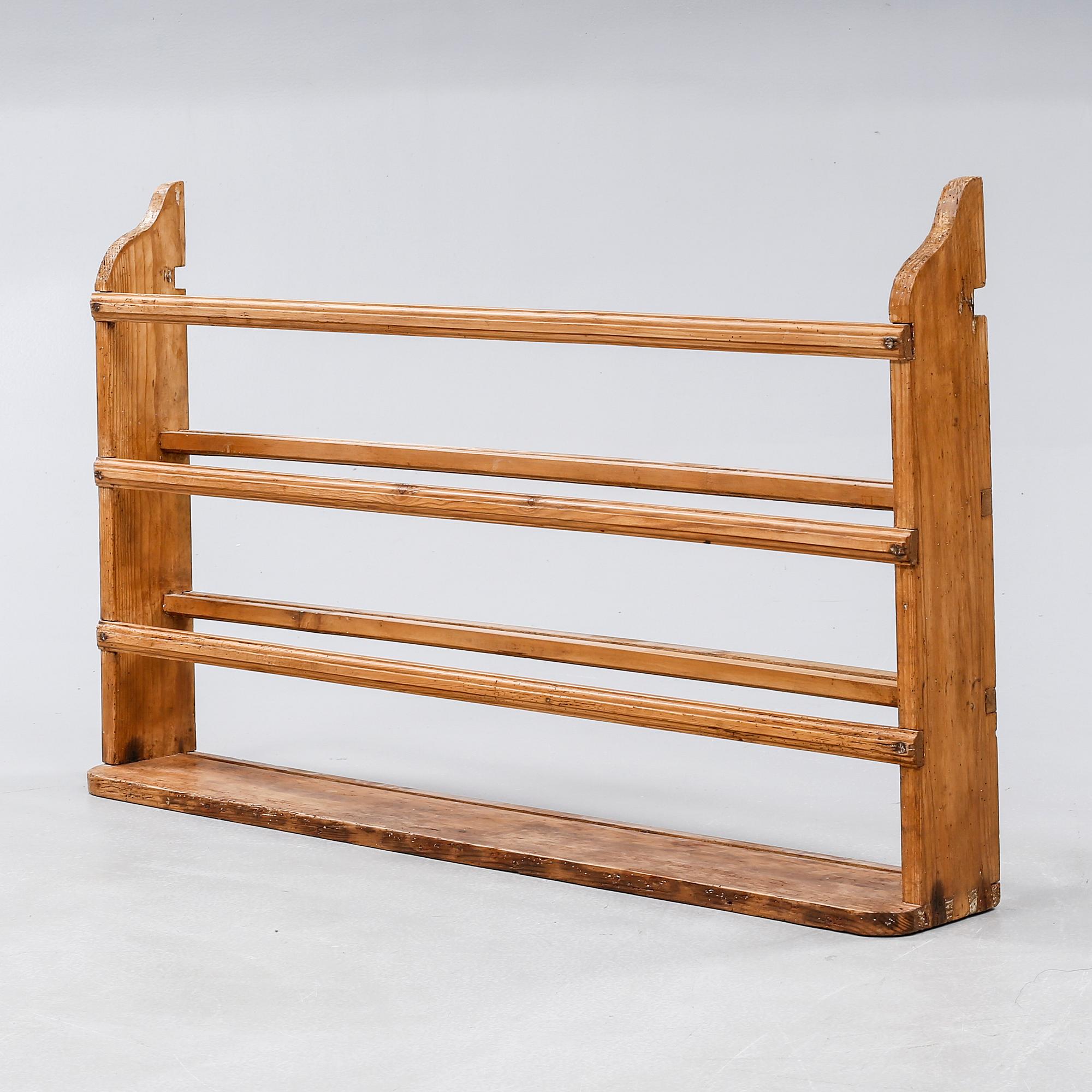 A shelf for plates, around the year 1900.