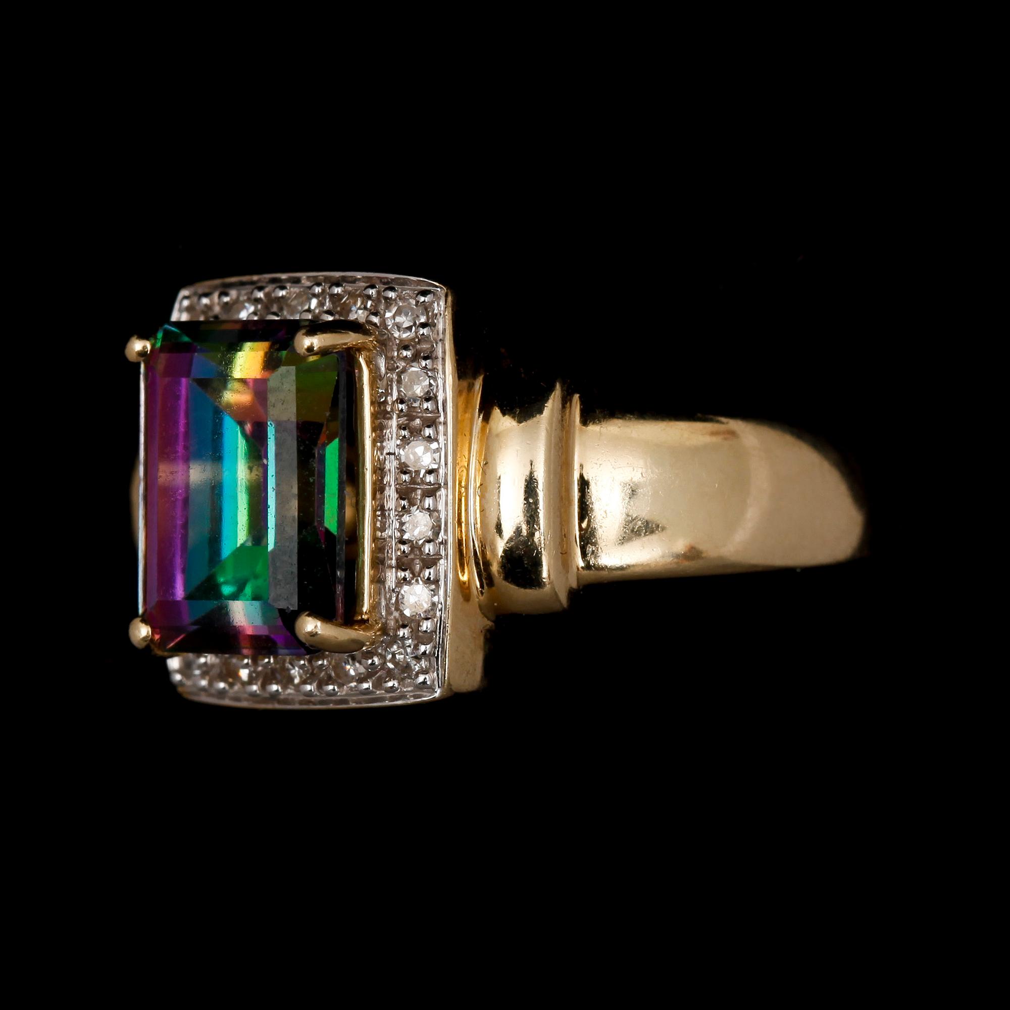 RING, 14k guld med mindre diamanter samt syntetisk sten. Vikt 5,6 g.