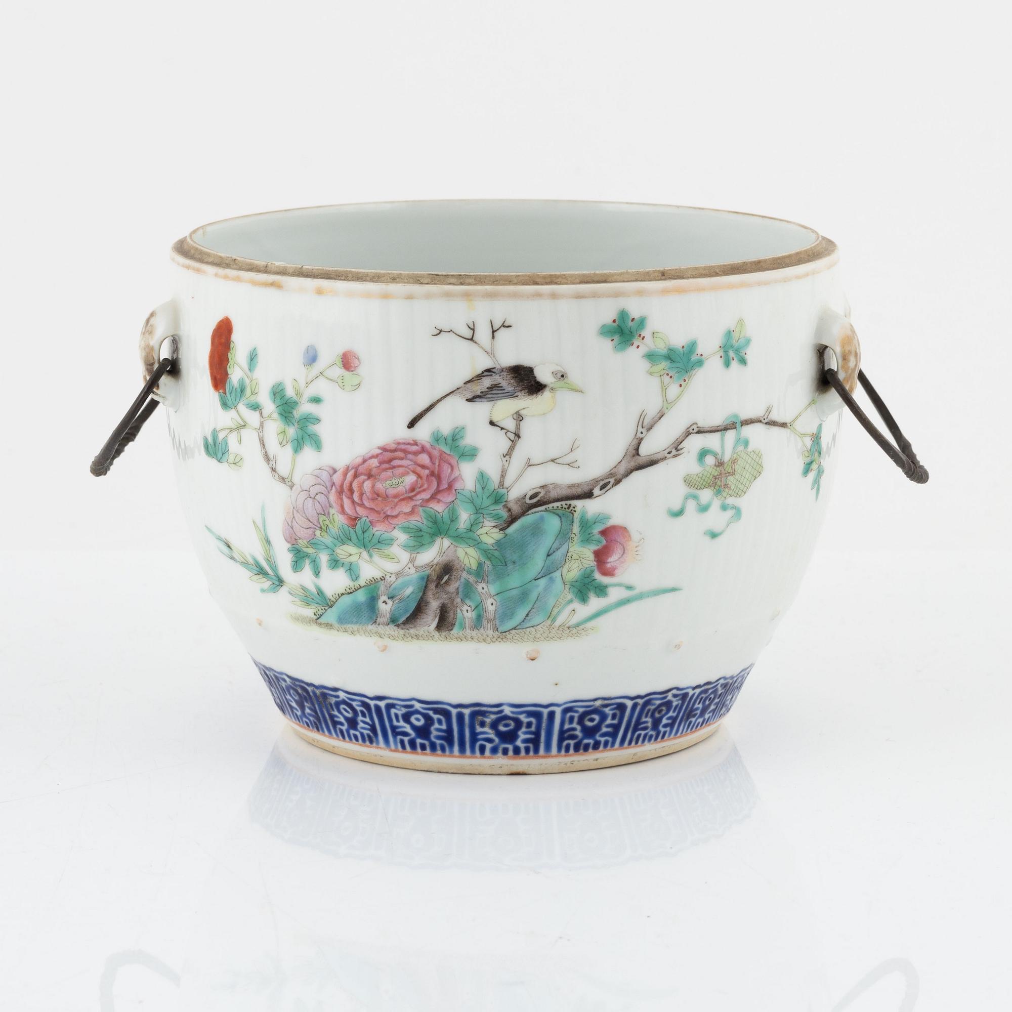 A porcelain bowl, China, 19th century.