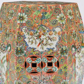A Chinese Canton porcelain garden seat, around 1900.