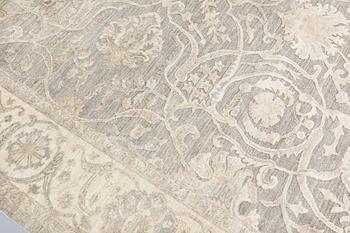 A Ziegler Design carpet, 347 x 276 cm.