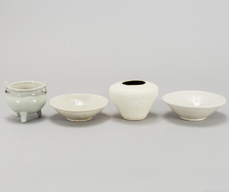 A group of white glazed ceramics, South East Asia, 16th/15th Century.
