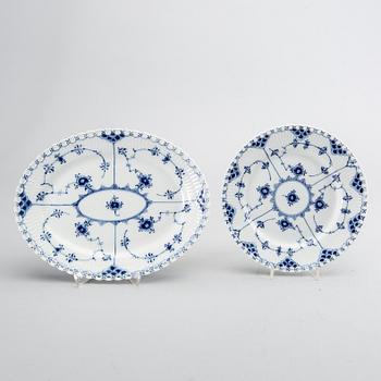 A set of 22 pcs of Musselmalet helbonde porcelain service.