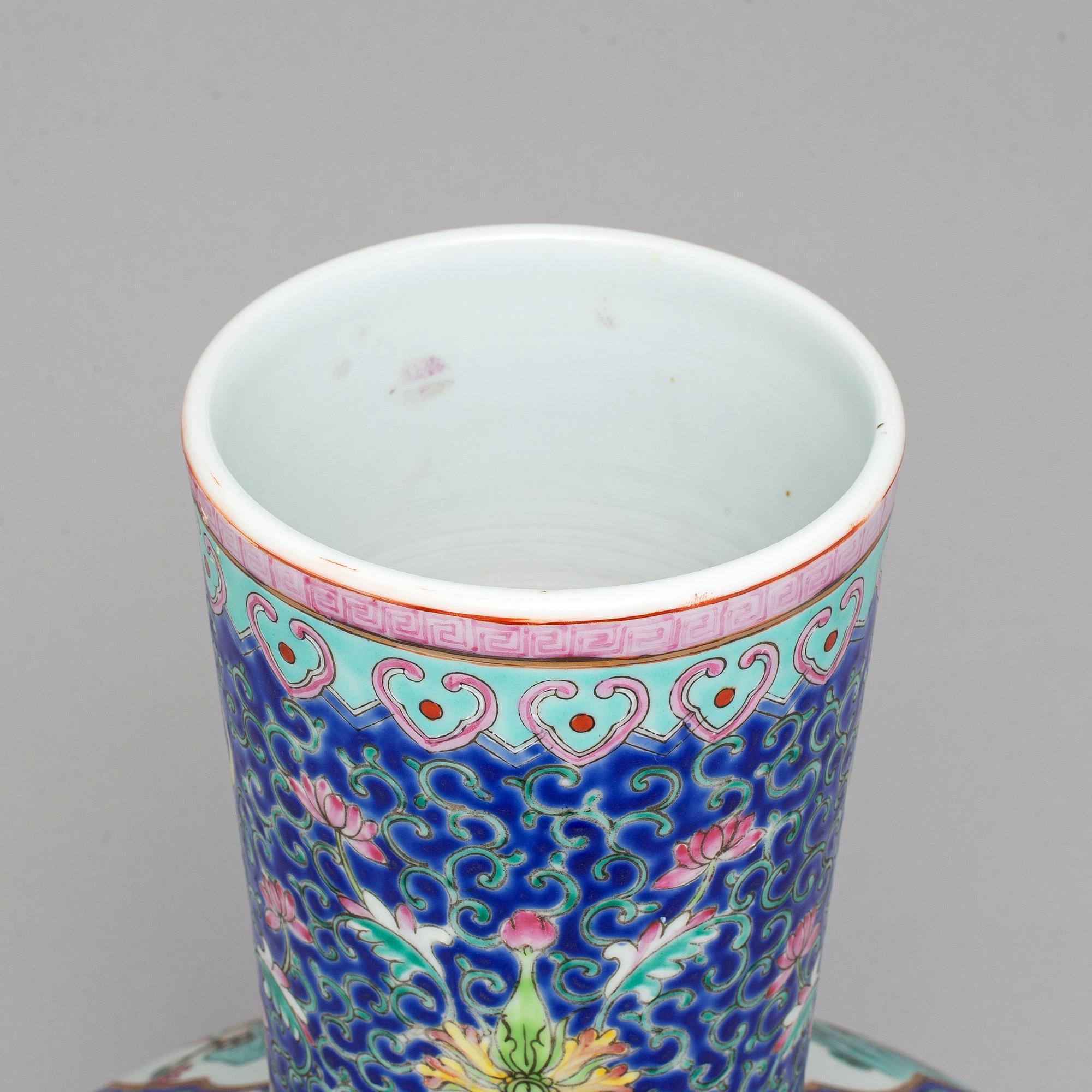 A large Chinese famille rose 'tianqiuping' vase, 20th century.