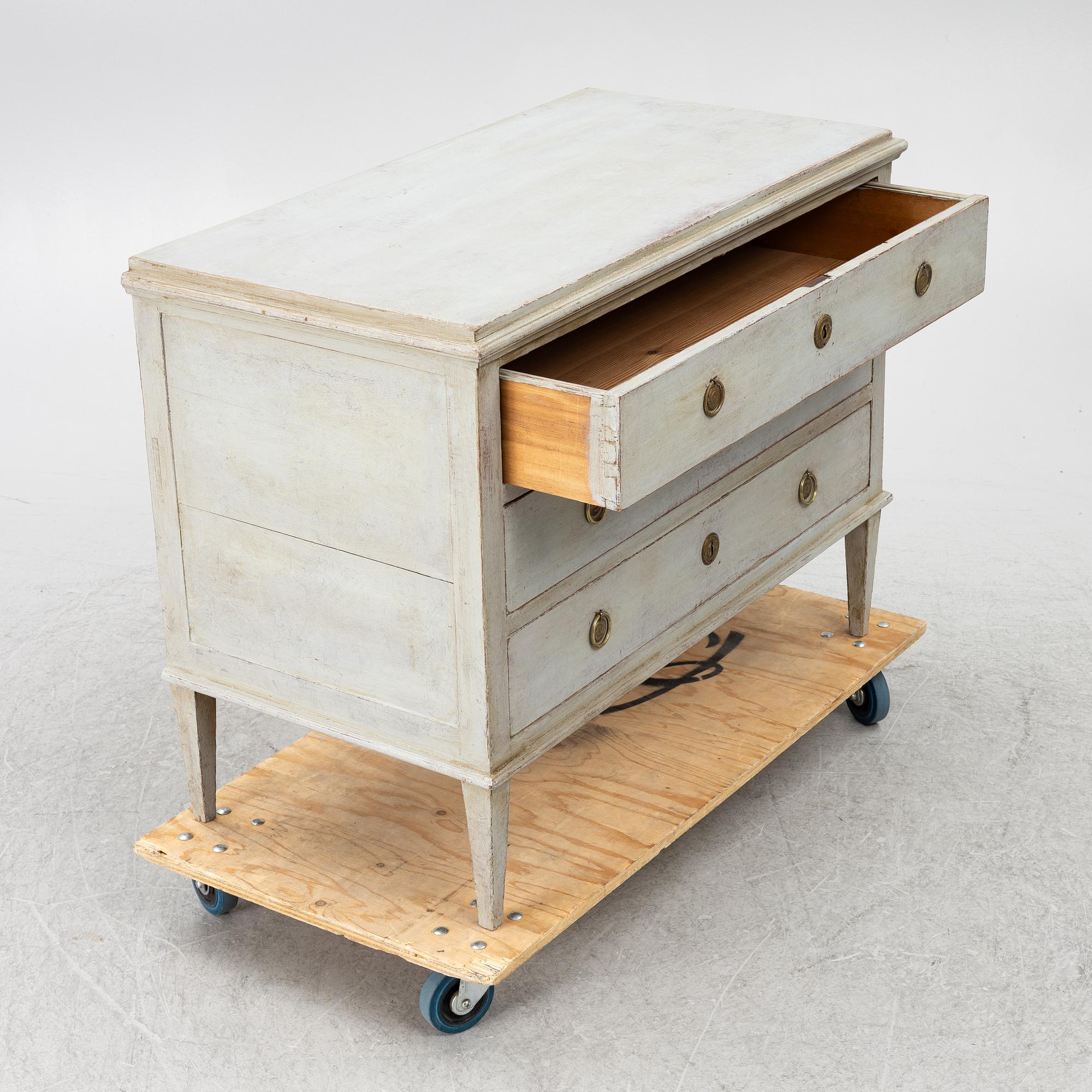 A chest of drawers, early 19th century.