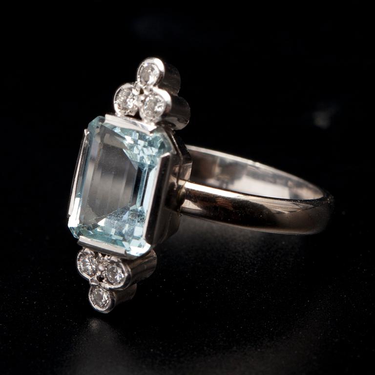 RING, vitguld 14K, trappslipade akvamariner, 6 briljantslipade diamanter. Mauno Valkeinen, Helsingfors 2003.