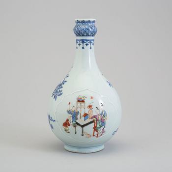 A famille rose bottle flask, Qing dynasty, Qianlong (1736-95).