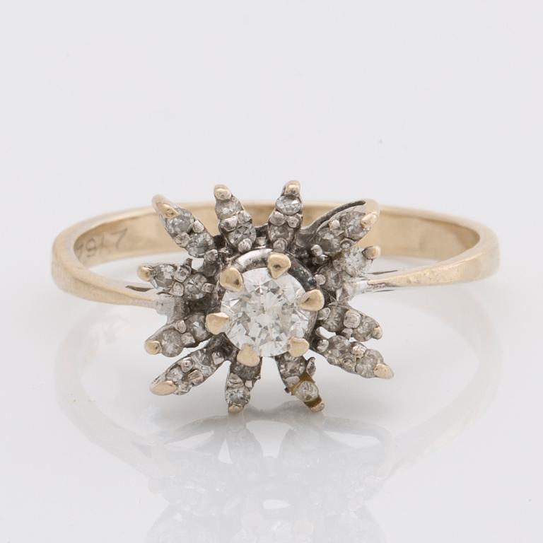 RING 18K whitegold 1 brilliant-cut diamond approx 0,25 ct and single-cut diamonds.