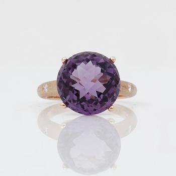 RING, 18k guld med checkerslipad ametist 8.87 ct samt 2 briljantslipade diamanter 0.04 ct. Vikt 5,9 g.