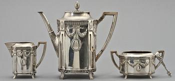 KAFFESERVIS 3 delar, silver, gustaviansk stil, Carl Gustaf Hallberg, Stockholm, 1910. V 1 180 g.