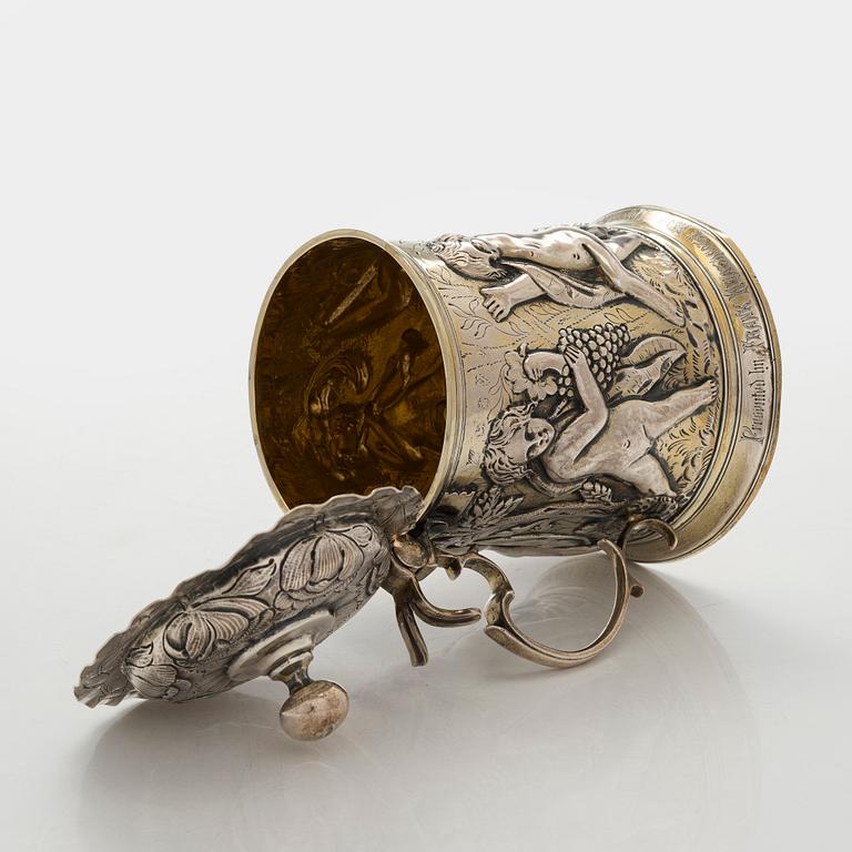 A sterling silver tankard, maker's mark of John Langlands I och John Goodrick, Newcastle, 1755/56.