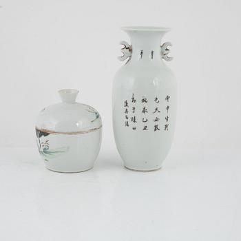 A Chinese vase and a jar with cover, 19th/20th century.