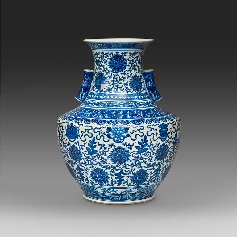 A large blue and white vase, late Qing dynasty (1644-1912).