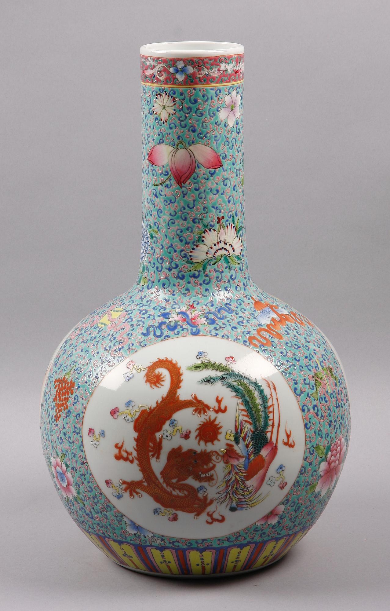 VAS, porslin, Kina, 1900-tal.