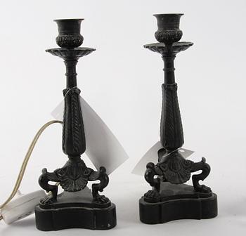 BORDSLAMPOR/LJUSSTAKAR, ett par, empirestil, svärtad metall.