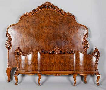 SÄNGGAVLAR, 2 st samt NATTYGSBORD, 1 par, rokokostil, 1900-talets första hälft.