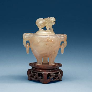 1337. A carved agathe censer with cover, late Qing dynasty.