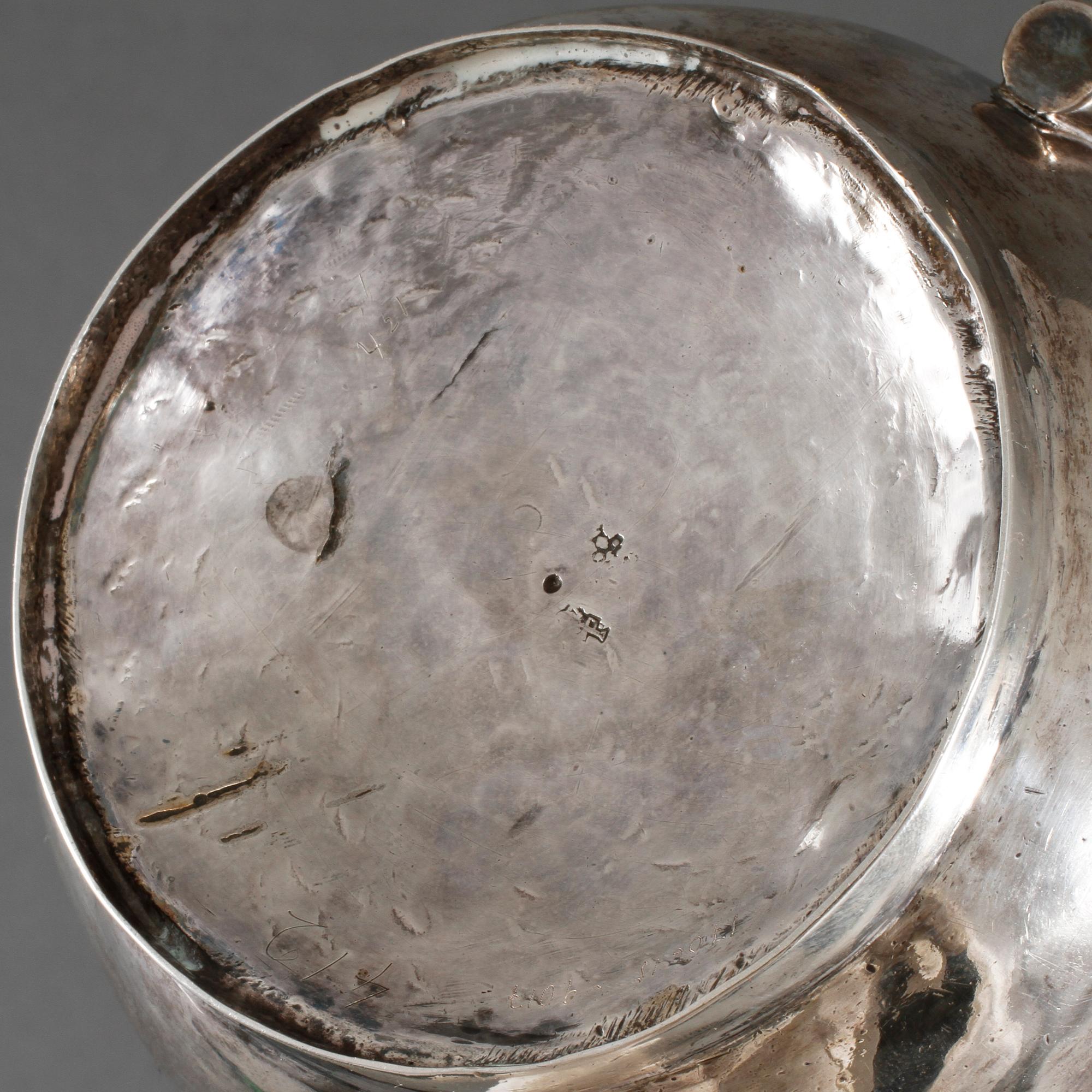 KANNA, silver, otydliga stämplar, möjligen Nederländerna, 1800-talets första hälft. Total vikt 265 g.