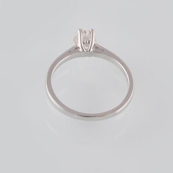 RING, 18K vitguld med droppslipad diamant ca 0.60 ct. Vikt 2,4 gram.