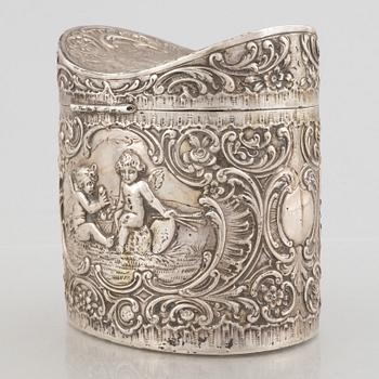 Lided box, silver 800, German control mark, Rococo style, circa 1900.