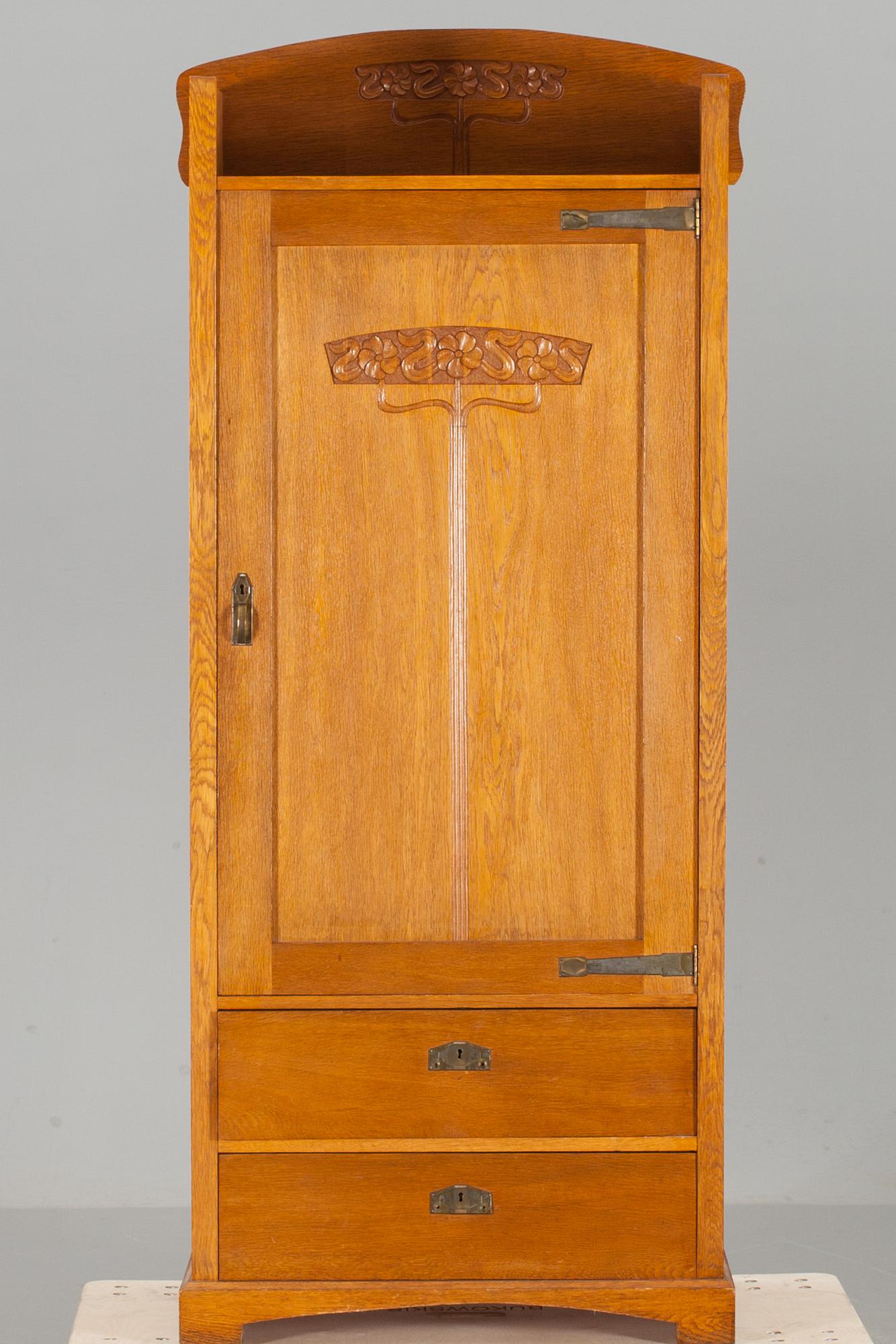 LINNESKÅP, jugend 1900-talets början.