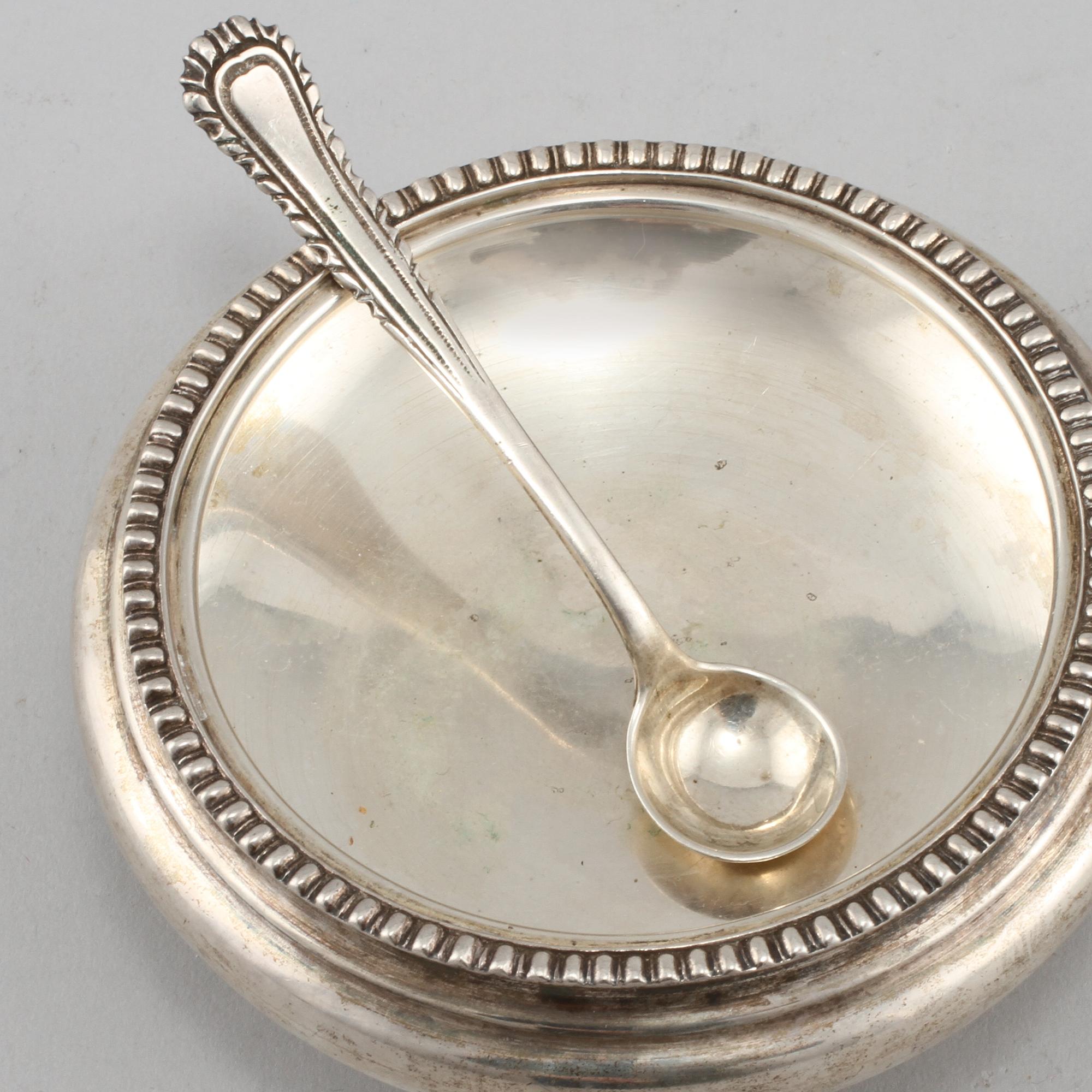 GRÄDDSNIPA samt SOCKERSKÅL, silver, Portugal, 1900-tal. Vikt 235 g.