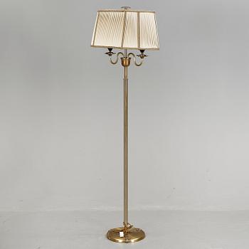 GOLVLAMPA, mässing, 1900-talets tredje kvartal.