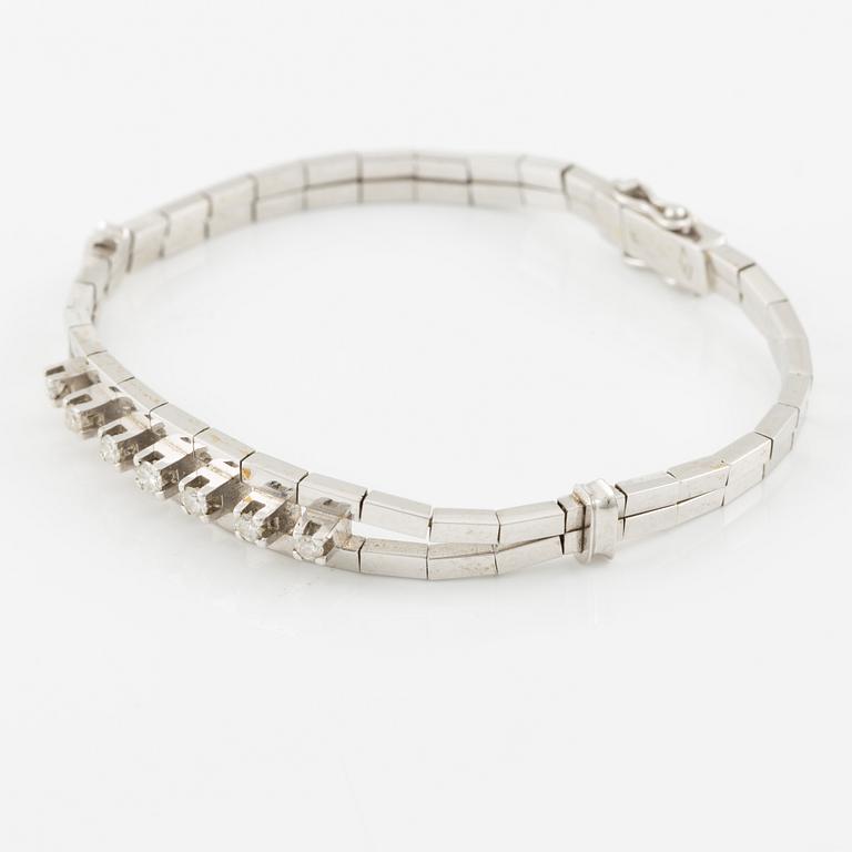 Bracelet, 18K white gold set with seven brilliant-cut diamonds.