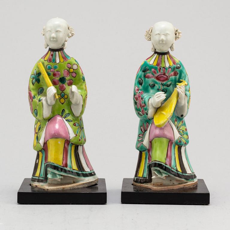 FIGURINER, två stycken, porslin. Qingdynastin, omkring 1800.