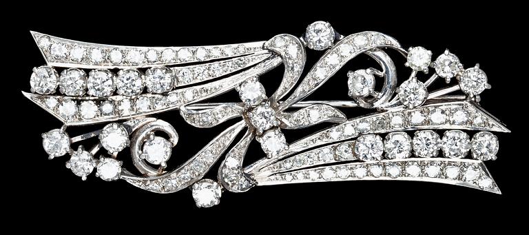 BROSCH, platina med briljantslipade diamanter, tot. ca 3 ct. 1940-tal.