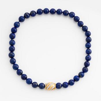 Lapis lazuli necklace with 18K gold clasp and round brilliant-cut diamonds.