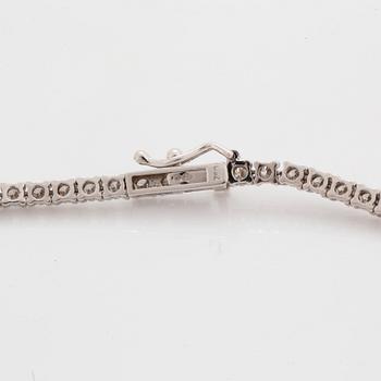 An 18K white gold necklace set with round brilliant-cut diamonds.