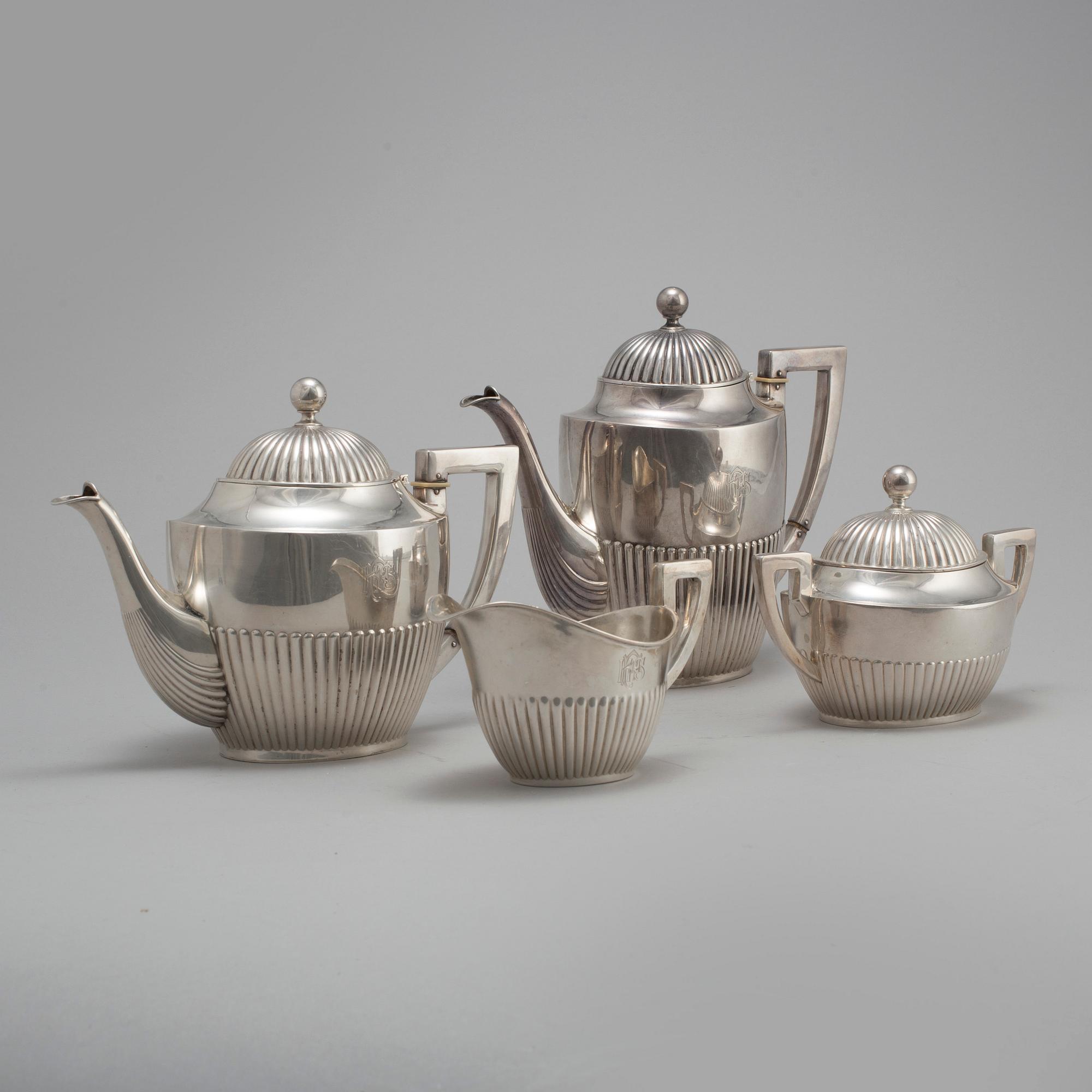 A FOUR PIECE SILVER TEA- AND COFFEE SERVICE, first half of the 20th century. Total weight ca 1300 g.