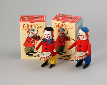 960. SCHUCOFIGURER, 2 st. Tyskland, ca 1950. Trummande clowner.