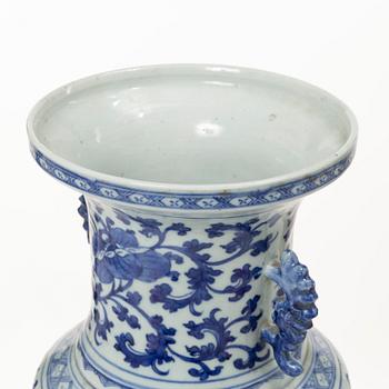 A blue and white porcelain vase, China, Qing dynasty, 19th century.