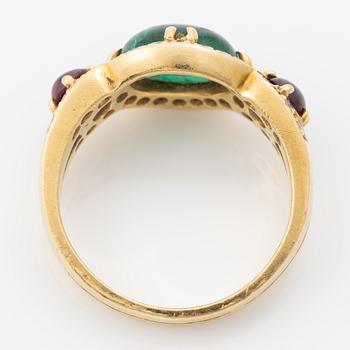Ring, 18K guld med cabochonslipad smaragd och rubiner samt briljantslipade diamanter.