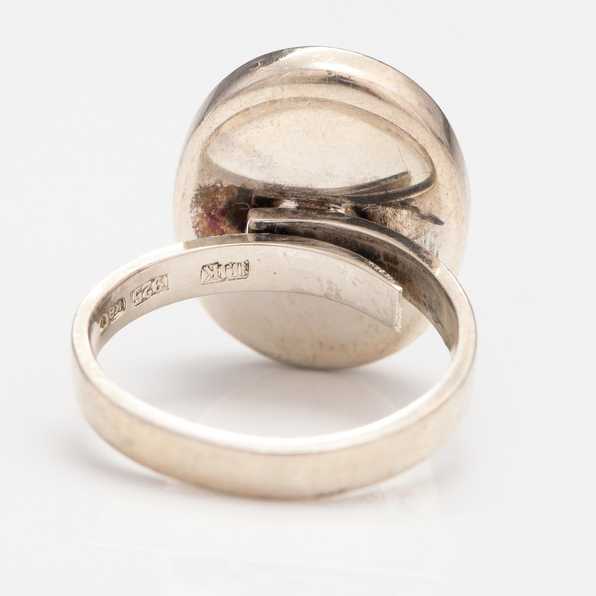 Halsband och ring, sterlingsilver, spektroliter. Kaunis koru, Helsingfors 1987.