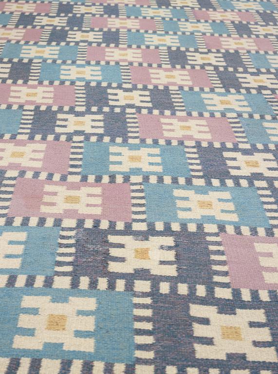 Sigvard Bernadotte, A CARPET, "Vitsippa", flat weave, 846 x 395,5 cm, signed SB.