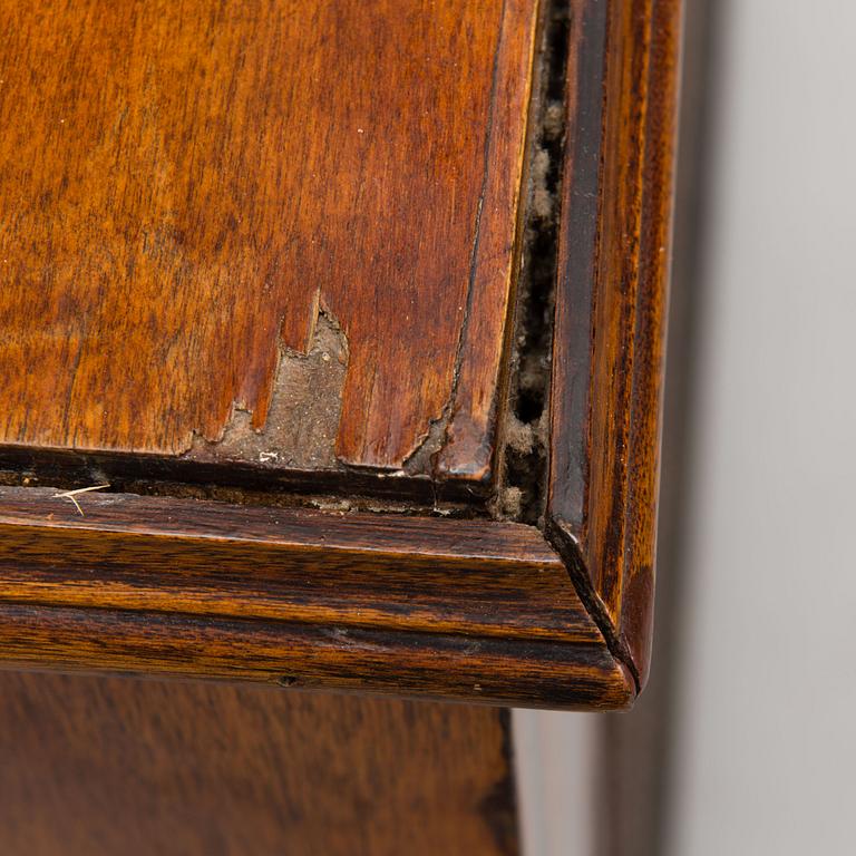 A Russian display cabinet from the first half of the 19th century.