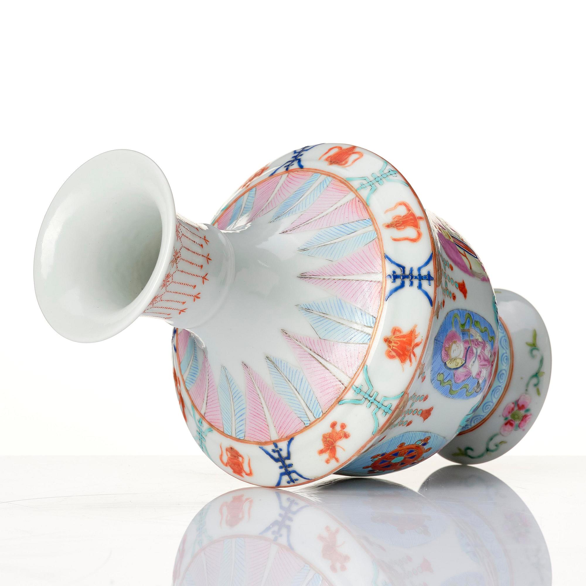 A famille rose barragon tumed vase, late Qingdynasti/Republic.